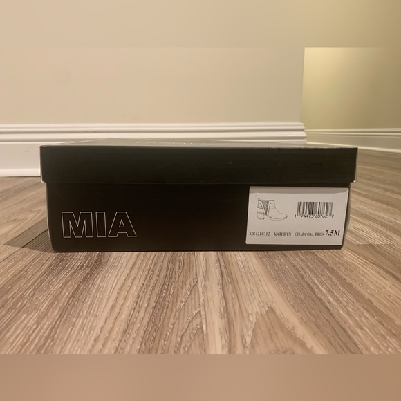 Like NEW M.I.A. Boots - Picture 4 of 9